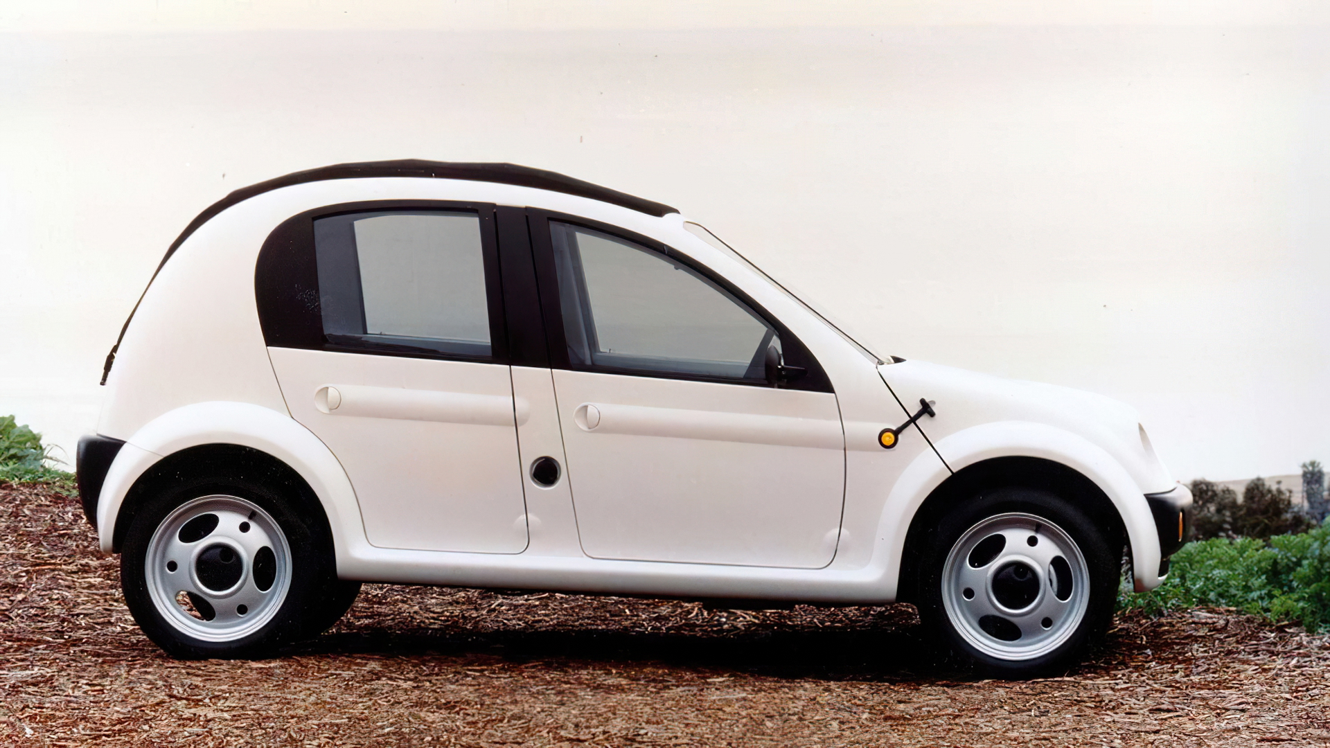 Vista lateral del Chrysler CCV, destacando su diseño compacto y contemporáneo.