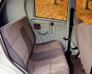 Vista del interior trasero del Chrysler CCV, destacando sus asientos cómodos.