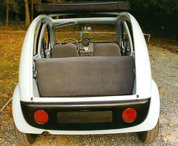 Vista del maletero del Chrysler CCV, destaca su diseño funcional y espacio útil.