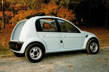 Vista lateral del Chrysler CCV, mostrando su diseño distintivo y funcionalidad.