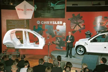 Presentación del Chrysler CCV con su innovador chasis de plástico.