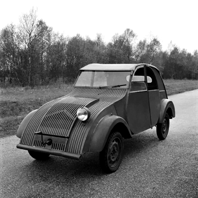 Prototipo del Citroën 2CV, icónico diseño con carrocería ligera.