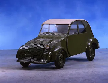 Prototipo del icónico Citroën 2CV, destaca su diseño minimalista y funcional.