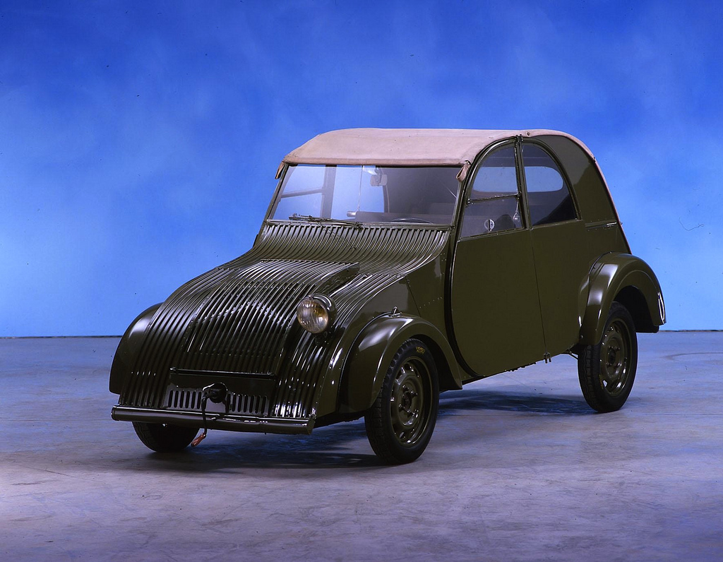 Prototipo del icónico Citroën 2CV, destaca su diseño minimalista y funcional.