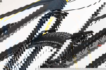 Imagen parcial de una bicicleta de montaña mostrando detalle del cuadro y la suspensión.