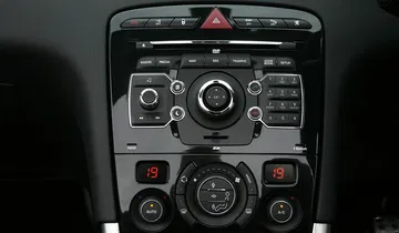 Consola central lacada en negro del Peugeot 308 CC, con elegantes acabados y controles intuitivos.