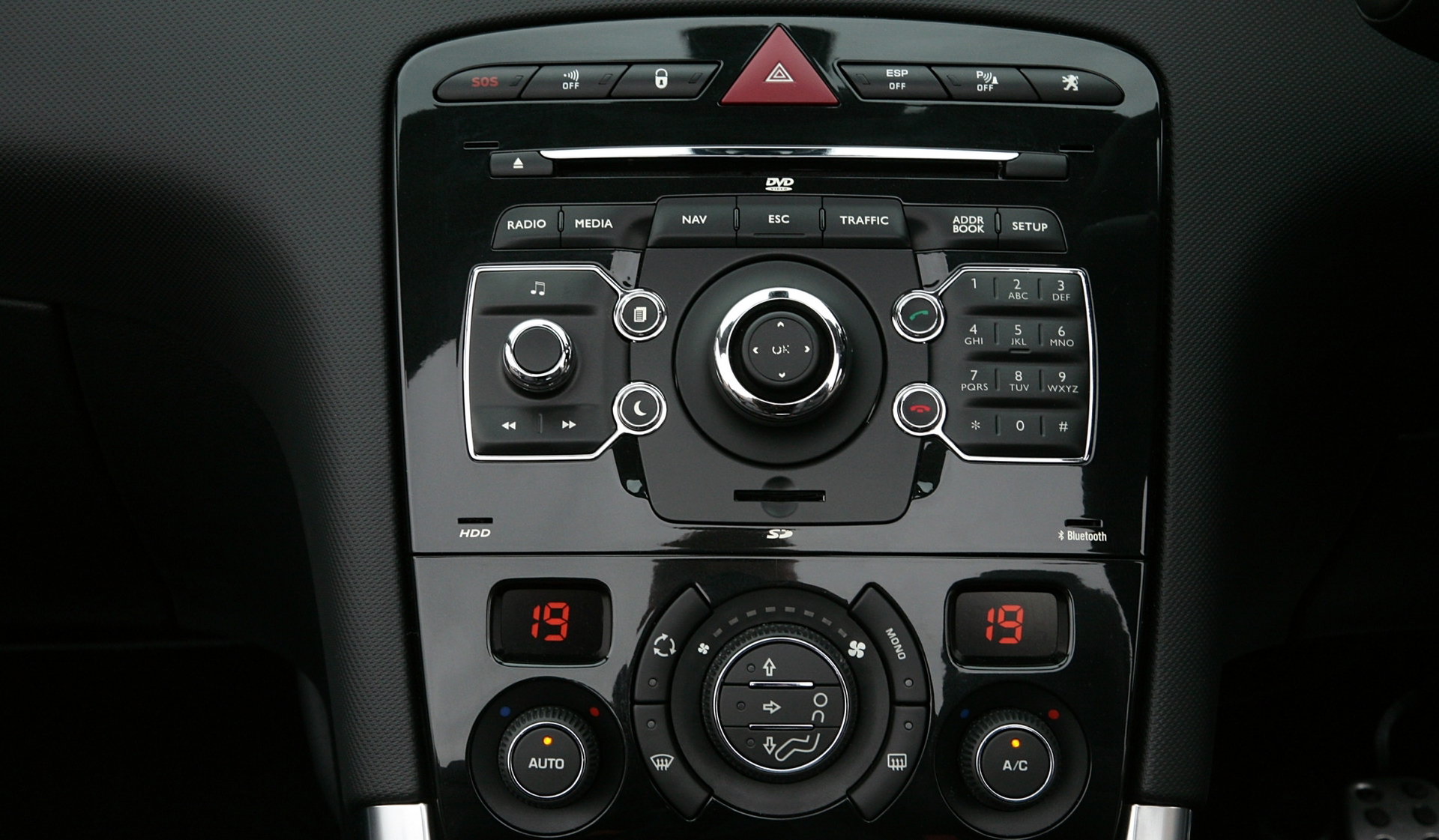 Consola central lacada en negro del Peugeot 308 CC, con elegantes acabados y controles intuitivos.