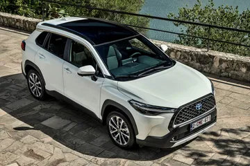 El Corolla Cross ofrece un diseño moderno y atractivo, ideal para la conducción urbana.
