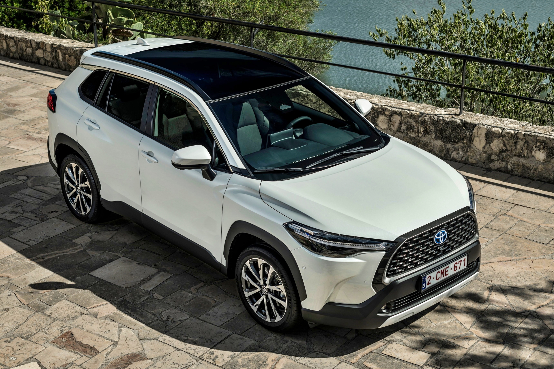 El Corolla Cross ofrece un diseño moderno y atractivo, ideal para la conducción urbana.