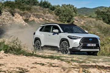 El Toyota Corolla Cross se aventura en terrenos difíciles, mostrando su versatilidad.