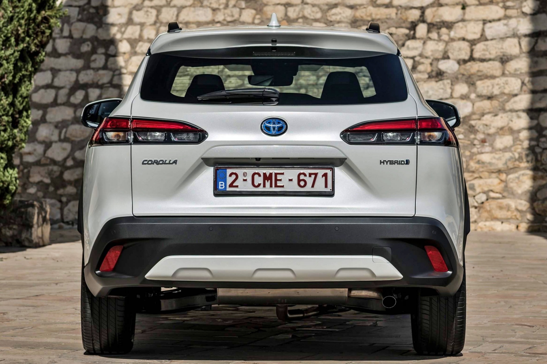 Vista trasera del Toyota Corolla Cross, destacando su diseño robusto y moderno.