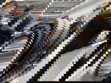 La imagen muestra la afectación en la industria por pérdida de empleos.