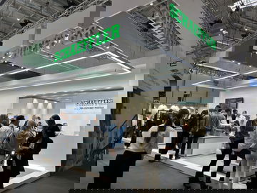 Gente en stand, posible impacto laboral en sector automotriz.