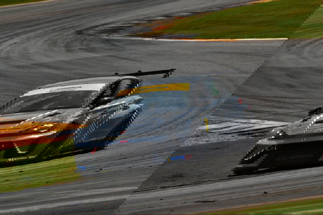 CUPRA demuestra su potencial en la pista con un diseño agresivo y aerodinámico.