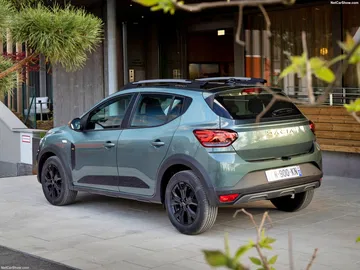 Vista lateral y trasera del Dacia Sandero, líder en ventas en España.