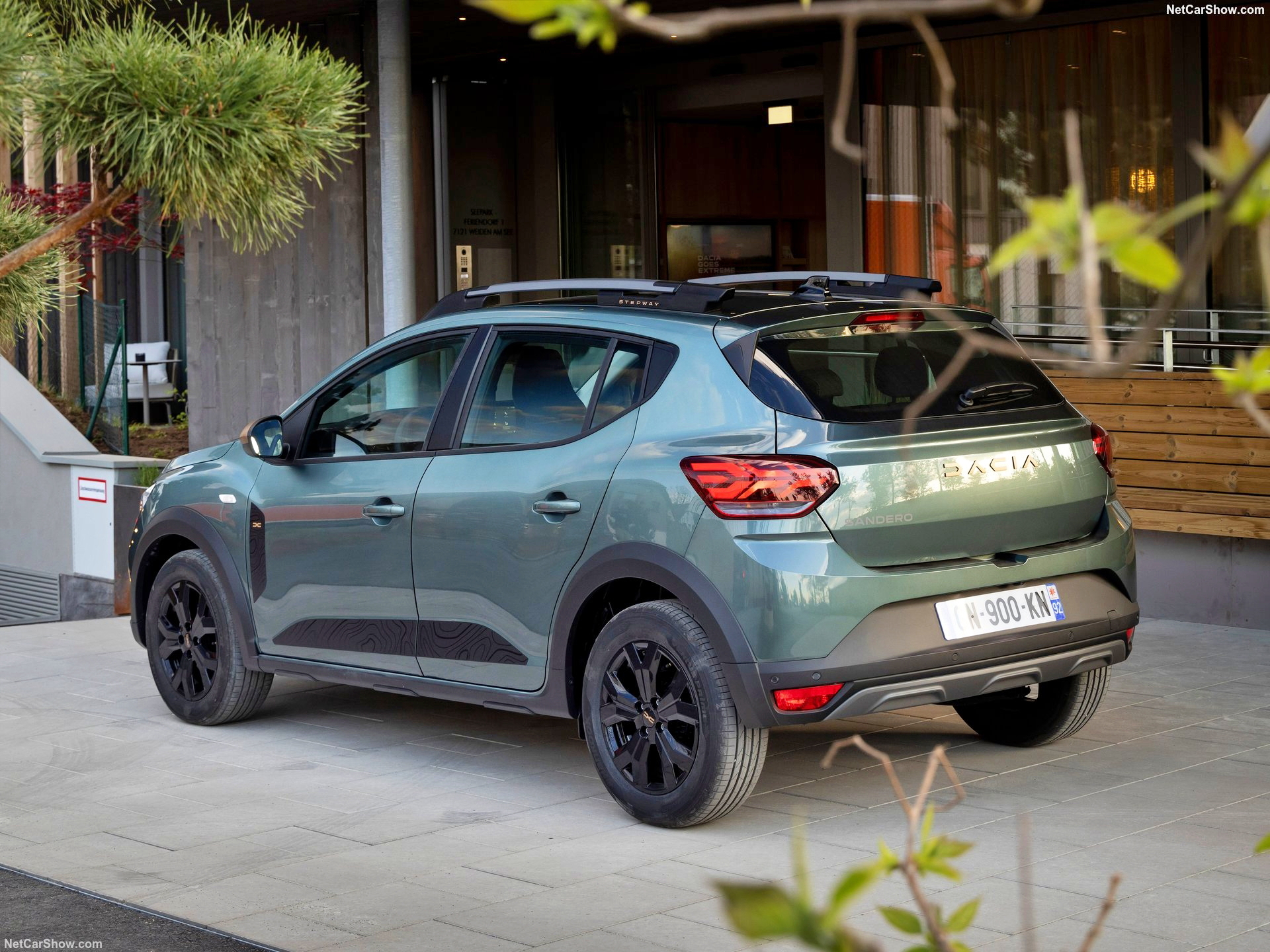 Vista lateral y trasera del Dacia Sandero, líder en ventas en España.