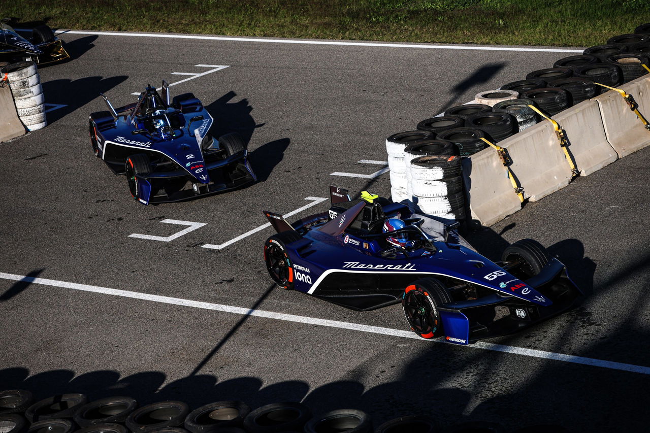 Dos monoplazas de Fórmula E compiten en el circuito del Jarama.