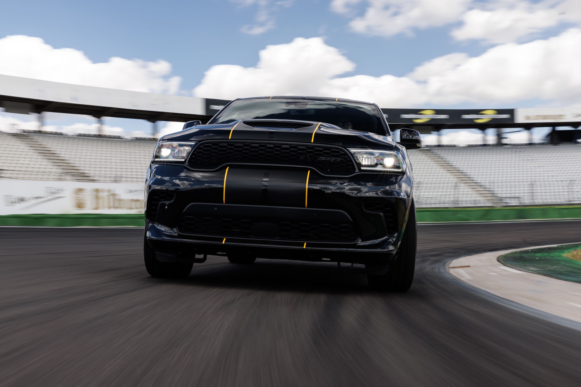 El Dodge Durango combina diseño agresivo y aerodinámico, buscando performance en circuito.