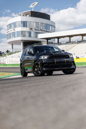 El Dodge Durango destaca por su diseño agresivo y su enfoque deportivo.