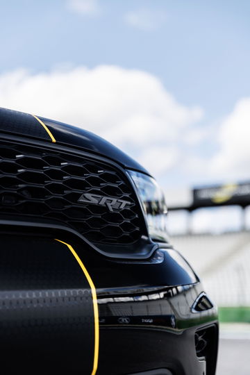 Primer plano de la parrilla del Dodge Durango con detalles deportivos.