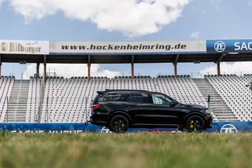 El Durango muestra su imponente diseño deportivo en un entorno de circuito.