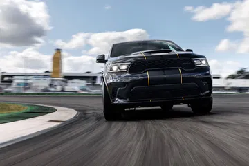 El Dodge Durango destaca por su agresivo diseño y aerodinámica en circuito.