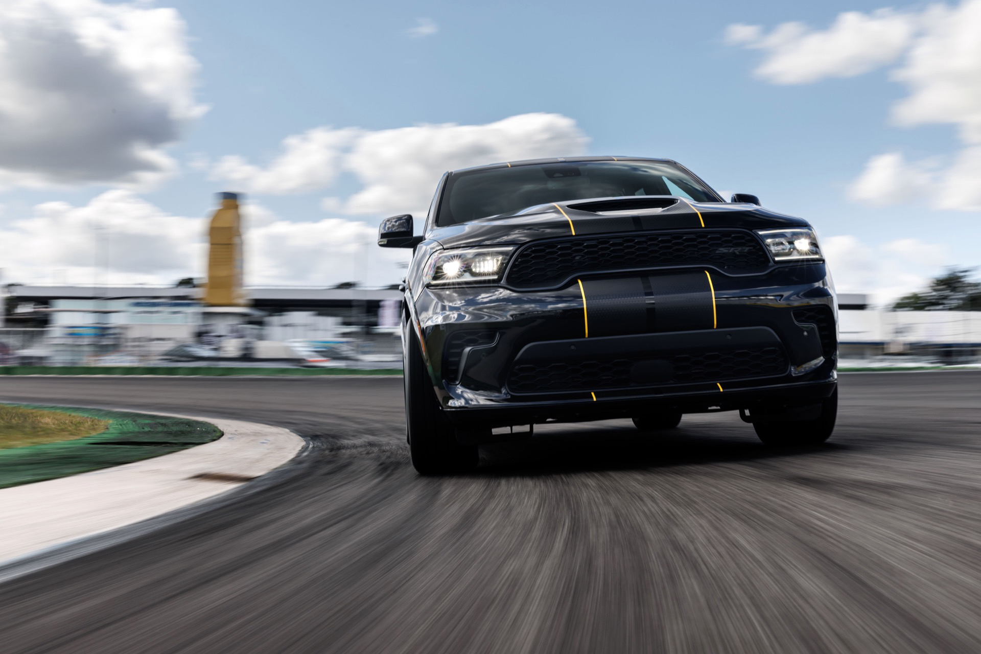 El Dodge Durango destaca por su agresivo diseño y aerodinámica en circuito.