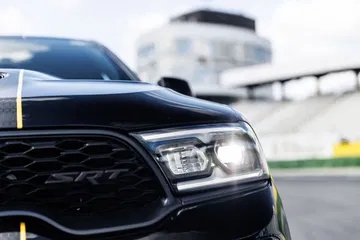 Vista del frontal del Dodge Durango, destacando su agresivo diseño y elegancia.
