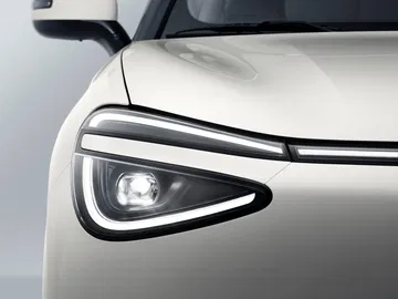 Vista del faro y diseño frontal del Dongfeng Box 2024, destacando su modernidad.