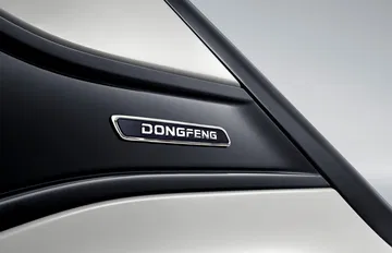 Detalle del emblema de calidad que resalta en el interior del Dongfeng Box.
