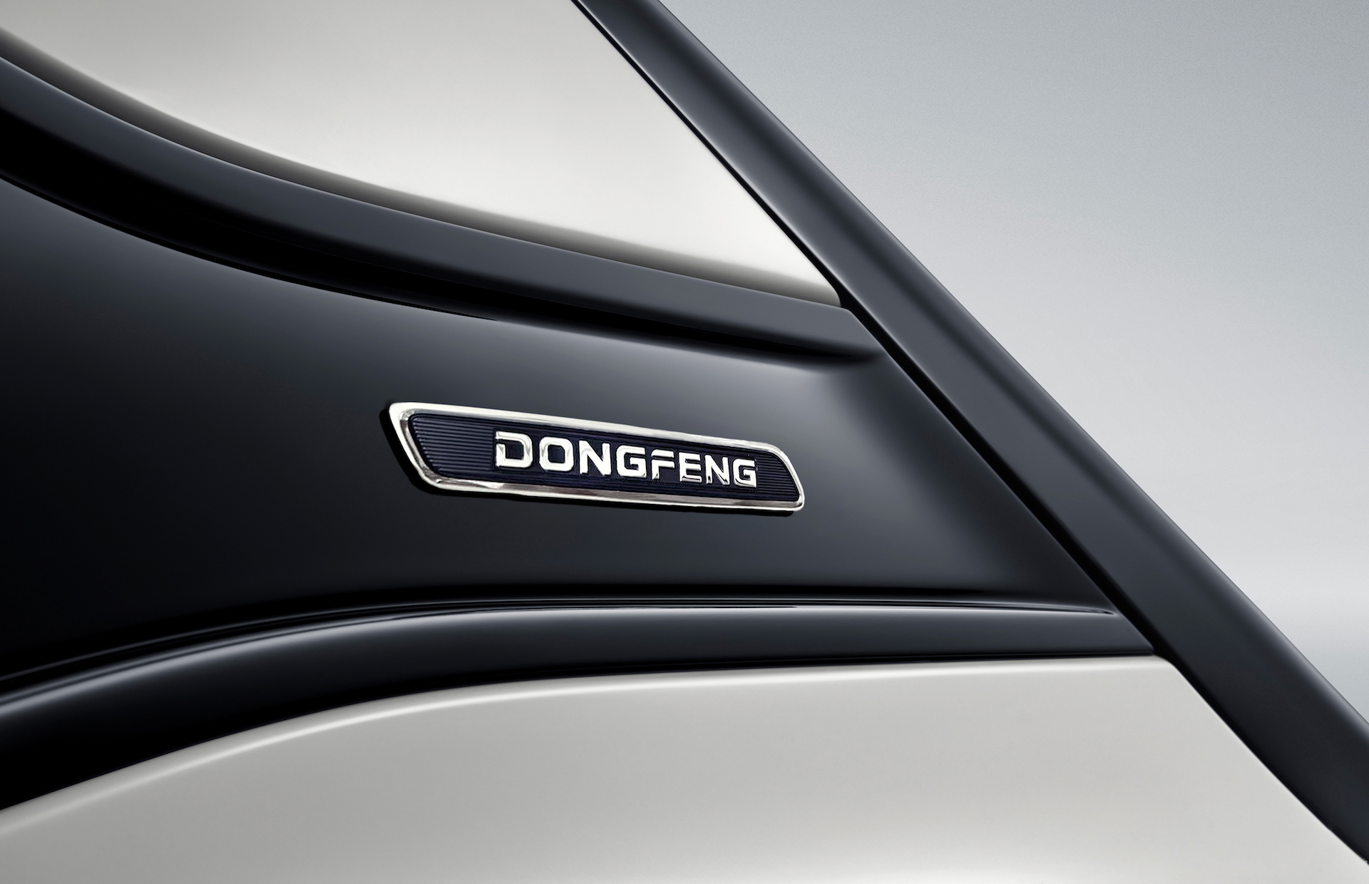 Detalle del emblema de calidad que resalta en el interior del Dongfeng Box.