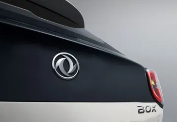 Vista trasera del Dongfeng Box, destacando su diseño y logotipo distintivo.