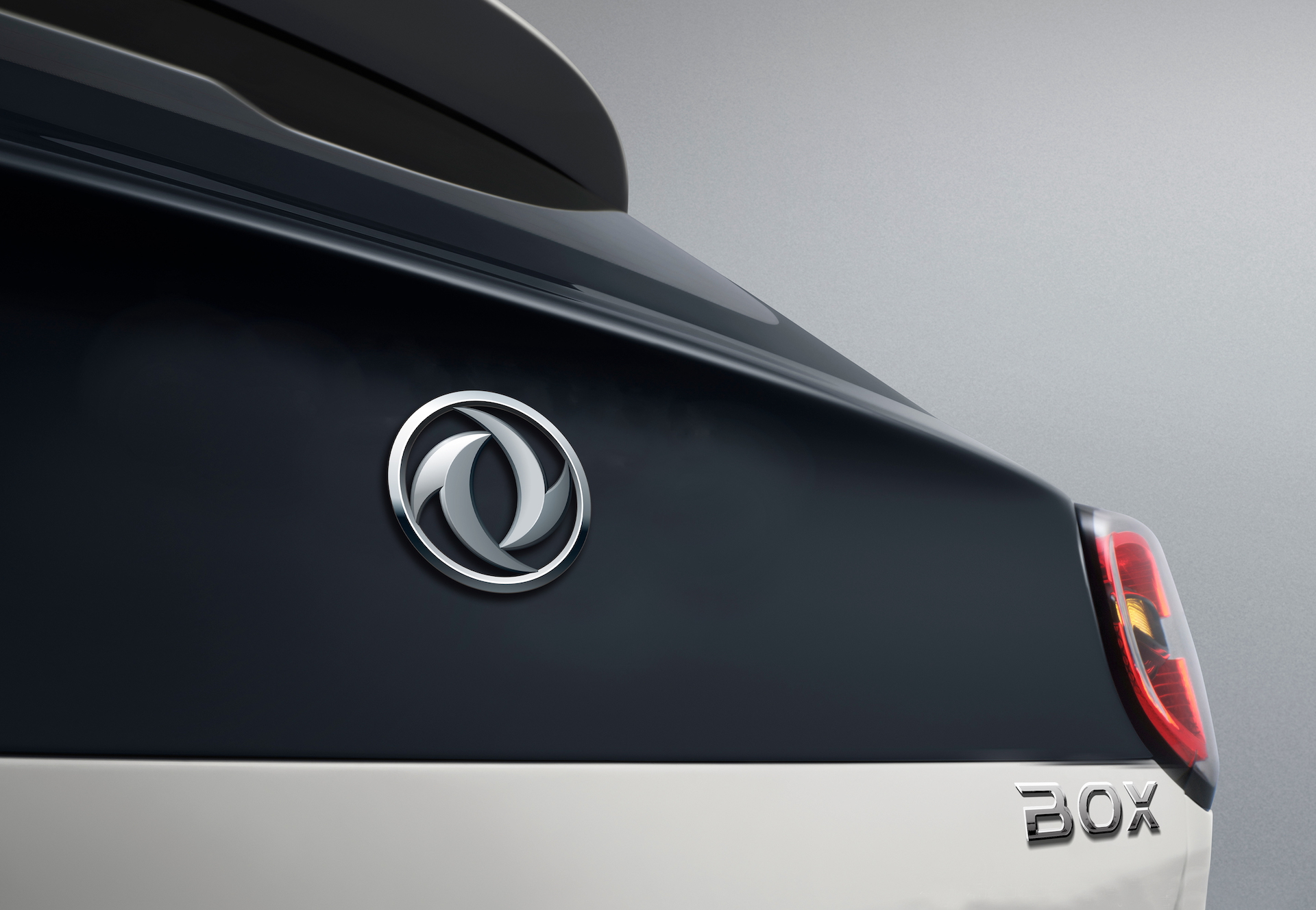Vista trasera del Dongfeng Box, destacando su diseño y logotipo distintivo.