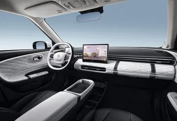Vista del interior del Dongfeng Box, con un diseño moderno y tecnológico.