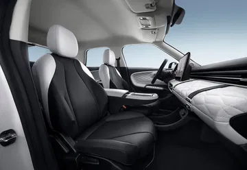 Interior del Dongfeng Box, destacando sus cómodos asientos y diseño moderno.