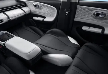Vista interior del Dongfeng Box, destacando sus cómodos asientos y acabados modernos.
