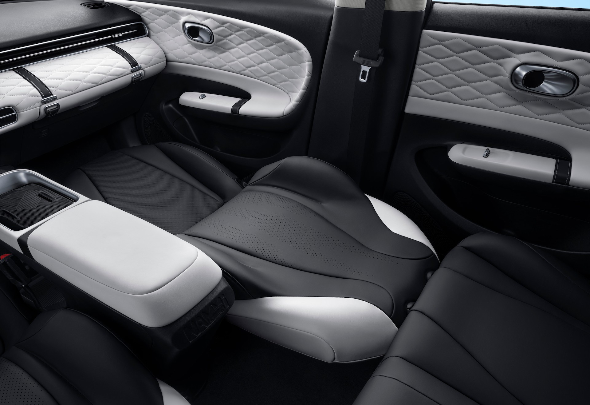 Vista interior del Dongfeng Box, destacando sus cómodos asientos y acabados modernos.