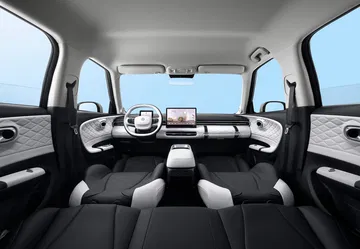 Vista interior del Dongfeng Box, destacando su diseño funcional y moderno.