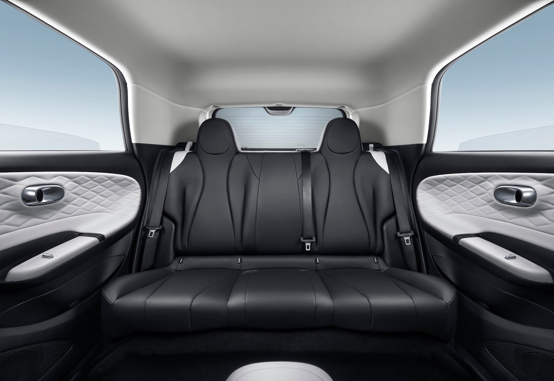 Vista del interior trasero del Dongfeng Box, destacando sus asientos cómodos.
