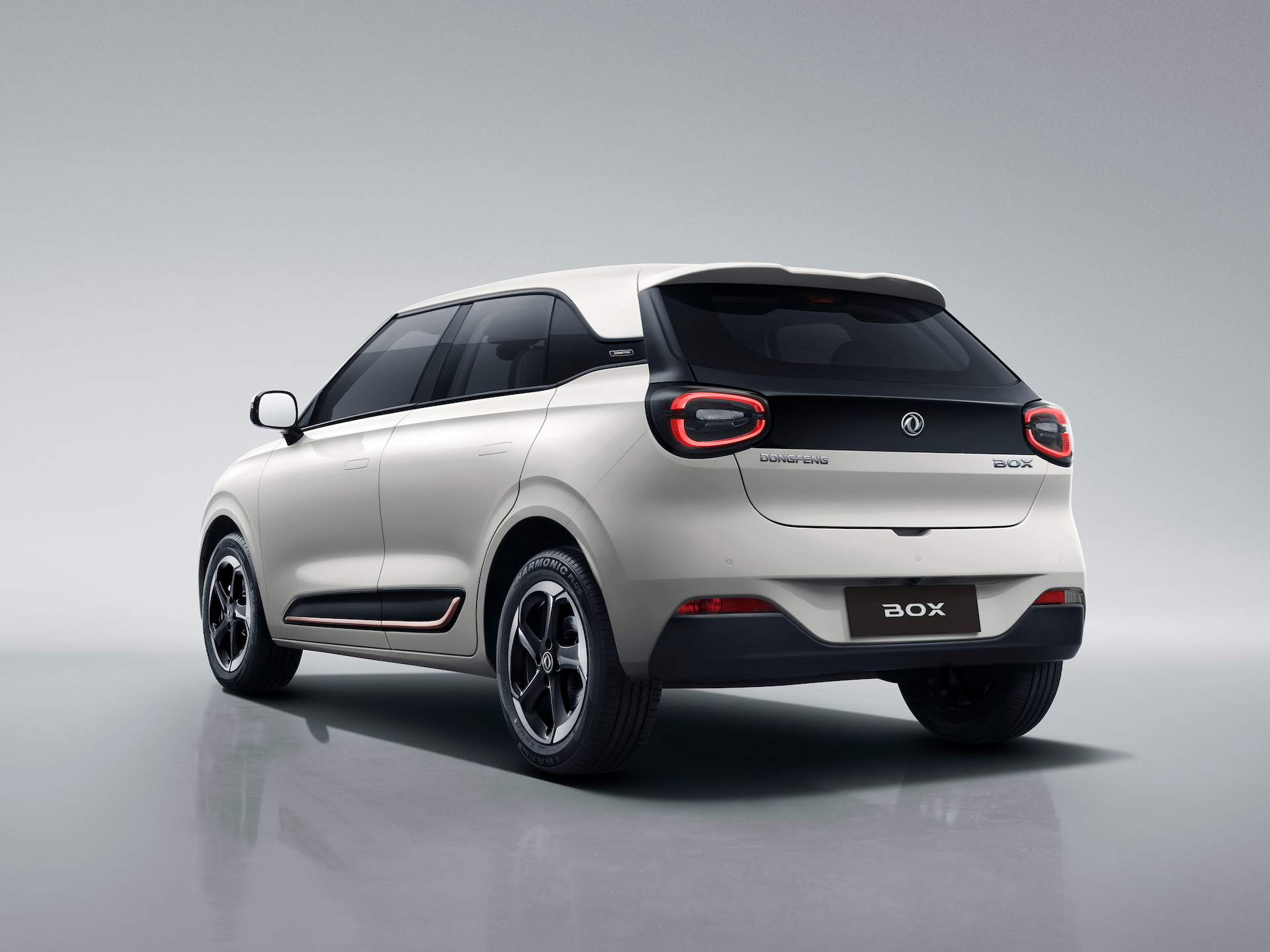 Vista trasera y lateral del Dongfeng Box, destaca por su diseño moderno.