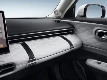 Vista del tablero del Dongfeng Box, con acabados modernos y tecnología integrada.