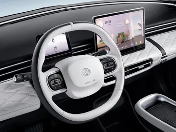 Interior moderno con pantalla digital y volante funcional.
