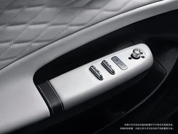 Detalle del panel de control en la puerta del Dongfeng Box.