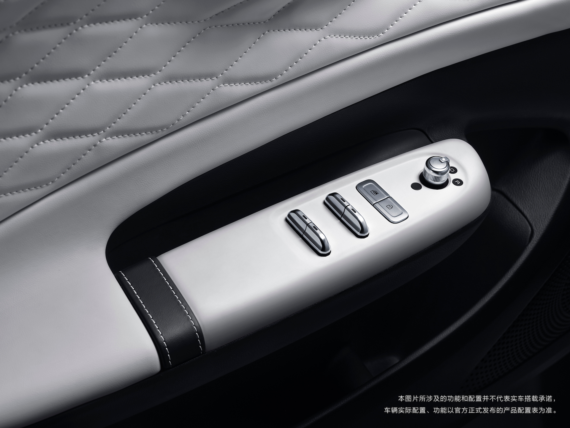 Detalle del panel de control en la puerta del Dongfeng Box.
