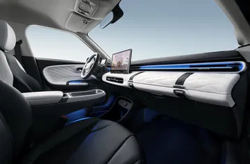 Vista del interior del Dongfeng Box, con diseño moderno y tecnológico.