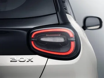 Vista trasera del Dongfeng Box, destacando sus líneas modernas.