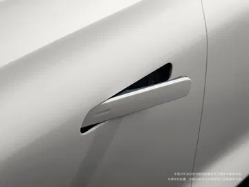 Detalle del tirador de la puerta del Dongfeng Box, diseño elegante y funcional.