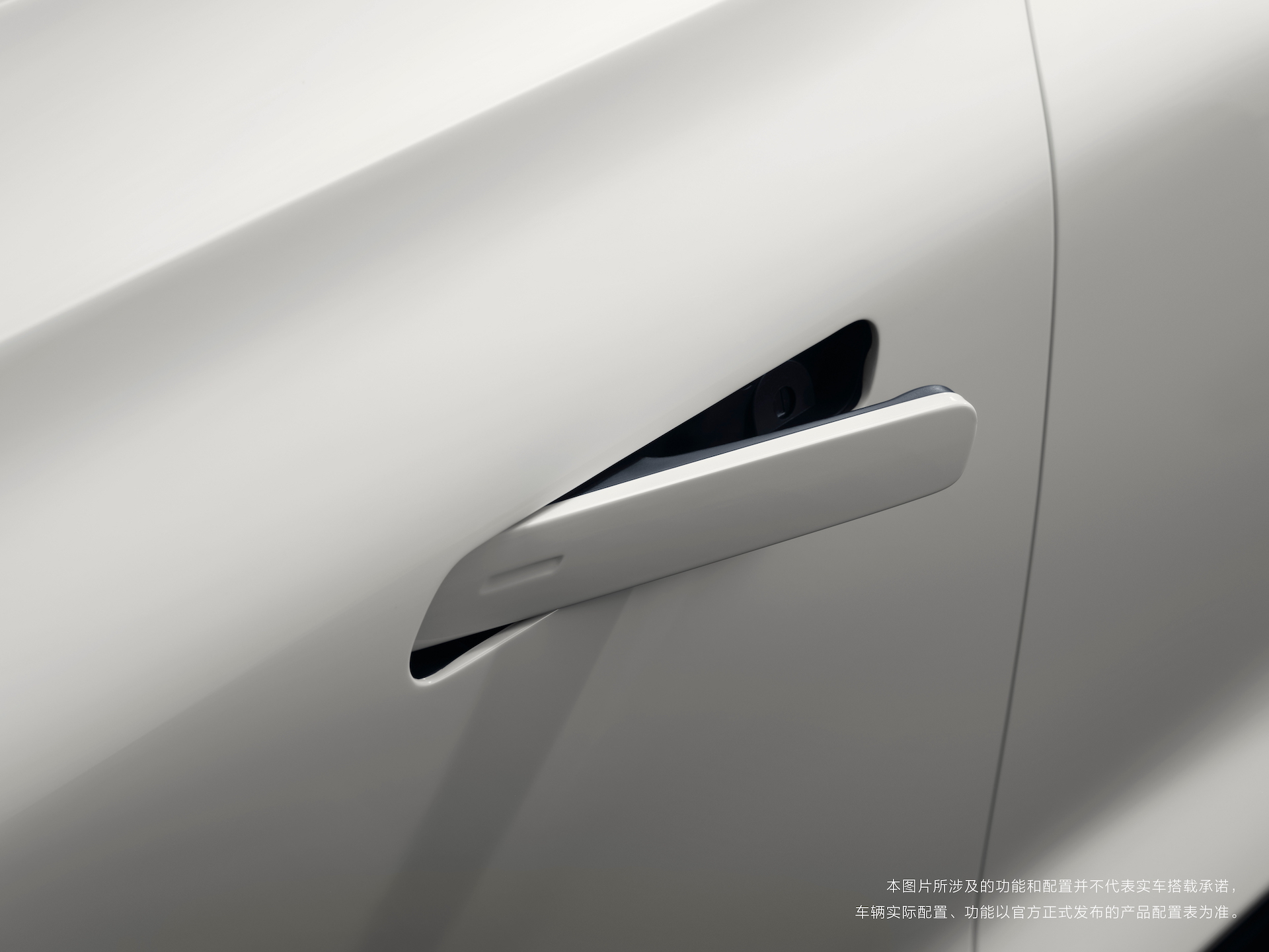 Detalle del tirador de la puerta del Dongfeng Box, diseño elegante y funcional.