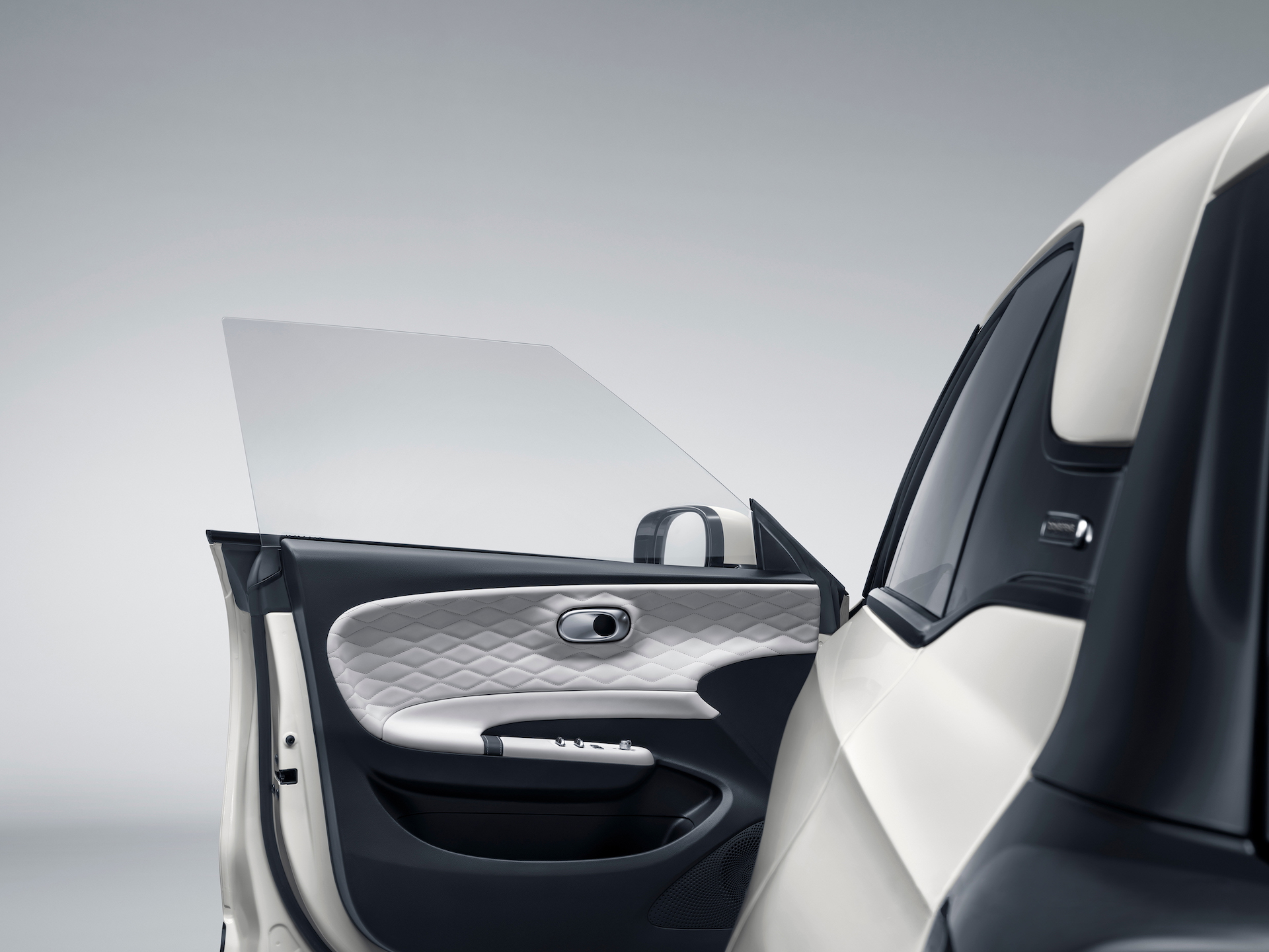 Vista detallada del interior del Dongfeng Box, mostrando el diseño elegante de los asientos.