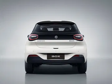 Vista trasera del Dongfeng Box, mostrando su diseño moderno y compacto.